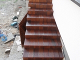 Schody drewniane i schowek pod schodami