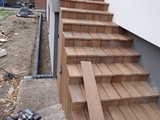 Schody drewniane i schowek pod schodami